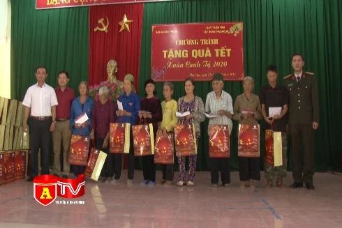 Trao tặng 500 suất quà các hộ nghèo ở huyện Thọ Xuân