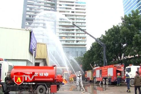 Quận Thanh Xuân diễn tập chữa cháy cứu nạn, cứu hộ ở kho xưởng quy mô lớn