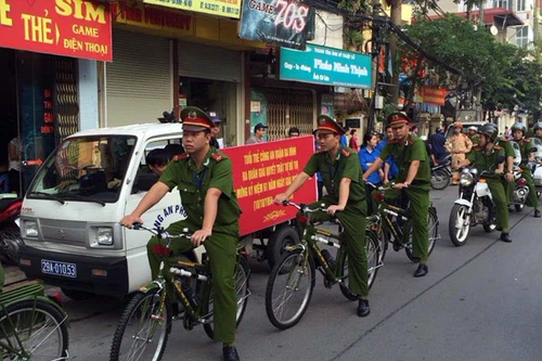 Sử dụng xe đạp chuyên dụng của CSTT ra quân giải quyết TTĐT tuyến phố Đội Cấn - Đốc Ngữ