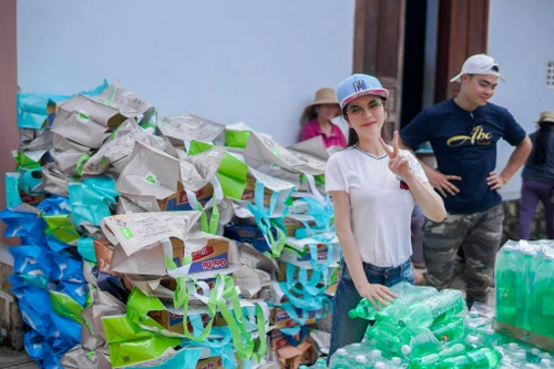 Lý Nhã Kỳ giản dị trong chuyến từ thiện ở Khánh Hòa