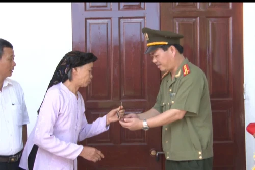 Khánh thành nhà tình nghĩa cho thân nhân gia đình liệt sỹ Trần Rạng