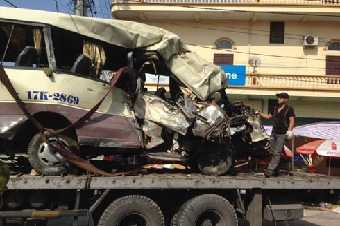 Xe chở khách đi chùa Ba Vàng đâm vào vách núi, 2 người tử vong