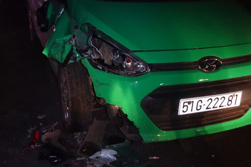 Đối đầu với xe taxi, nam thanh niên nguy kịch