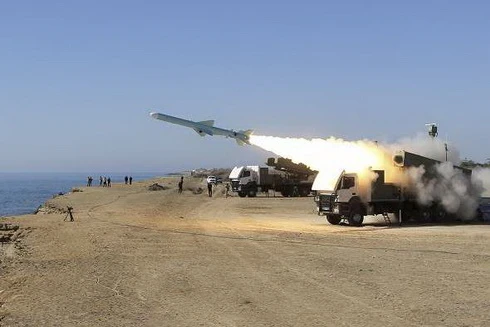 [ẢNH] Iran bất ngờ triển khai hàng chục tổ hợp tên lửa khóa chặt Eo biển Hormuz