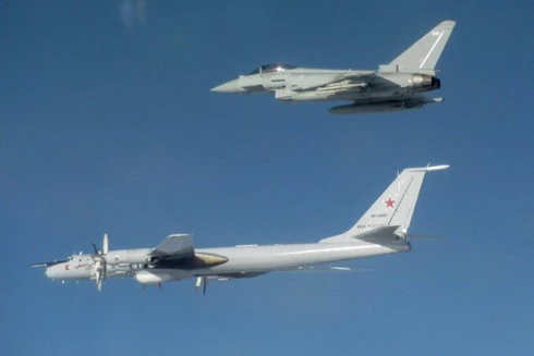 [ẢNH] Không quân và hải quân Anh có hành động "uy hiếp nghiêm trọng" đối với Nga?