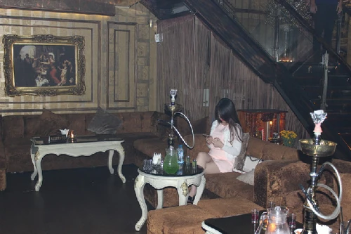 Đột kích quán cà phê hoạt động trá hình, treo đầy ảnh khiêu dâm