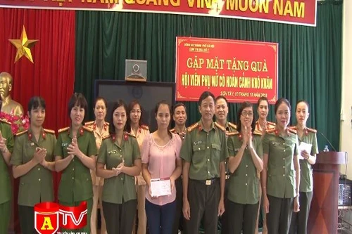 Trao sổ tiết kiệm cho hội viên phụ nữ có hoàn cảnh khó khăn