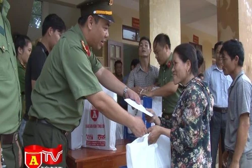 Ấm lòng người dân vùng lũ