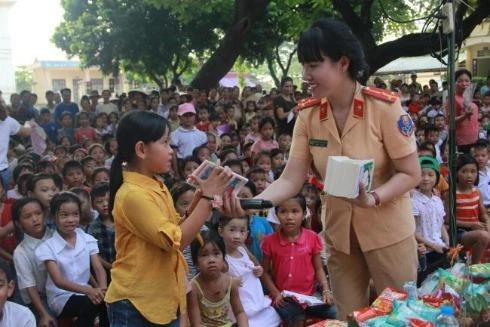 Chia sẻ yêu thương cho gần 1.000 trẻ em khó khăn ở Ba Vì