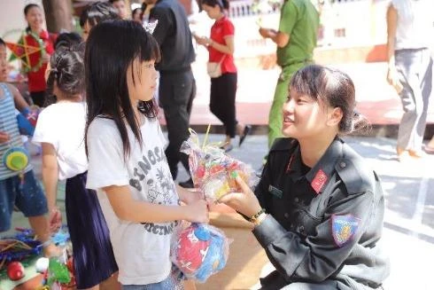 Mang Trung thu đến với trẻ mồ côi nương cửa Phật