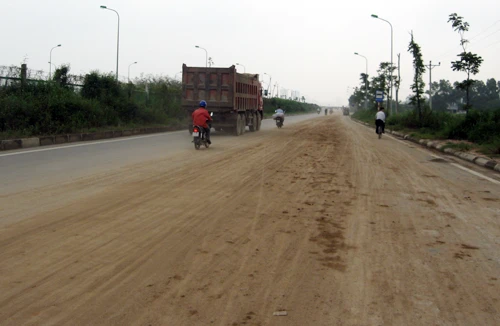 Bùn đất trạt đường gom Đại lộ Thăng Long