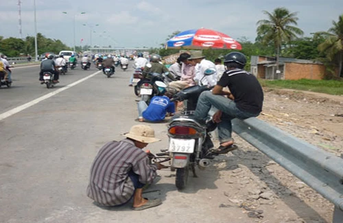 Xe máy dính “đinh tặc”, 2 mẹ con tử vong 