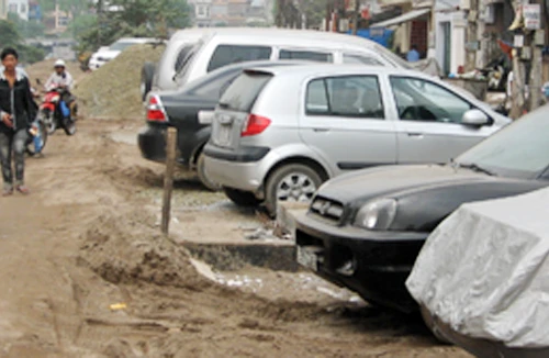 Lập bãi trông xe trái phép để kiếm tiền