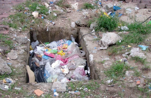 Để người đi bộ không rơi xuống hố tử thần 