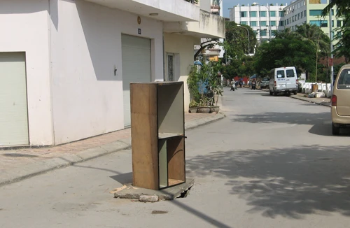 Tủ cũ, cây treo quần áo đặt giữa đường dạo hồ Tây 