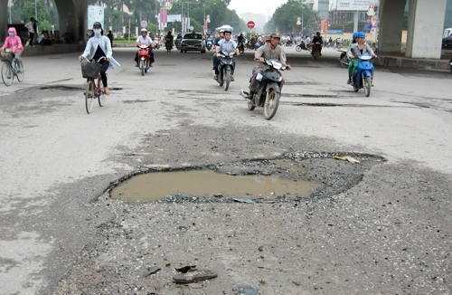 Nút giao thông Mai Dịch “ổ gà” nối tiếp “ ổ voi” 