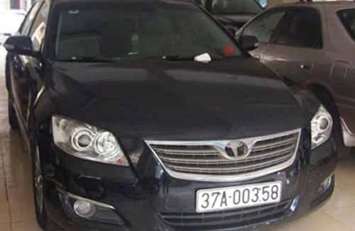 Xe camry vứt giữa đường không ai nhận