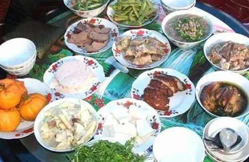 Cưới con sếp, nhân viên phải phục vụ 10 ngày