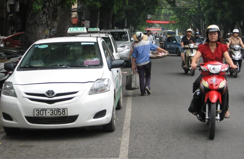 Ô tô vẫn đỗ tràn lan trên các tuyến phân làn