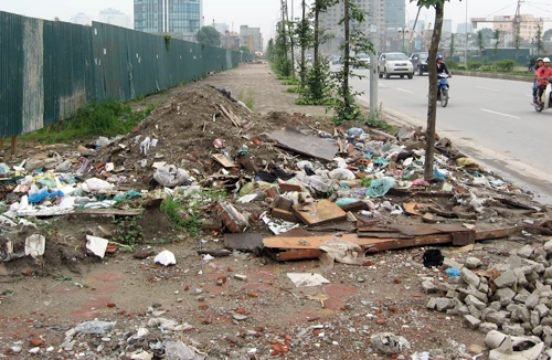 Vỉa hè những con đường tiền tỷ bị phá nát