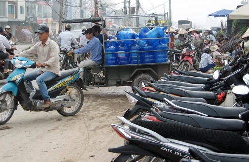 Chợ Nhổn tràn ra đường 32