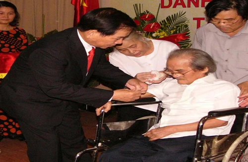 Nhà văn Sơn Tùng đón nhận danh hiệu Anh hùng Lao động