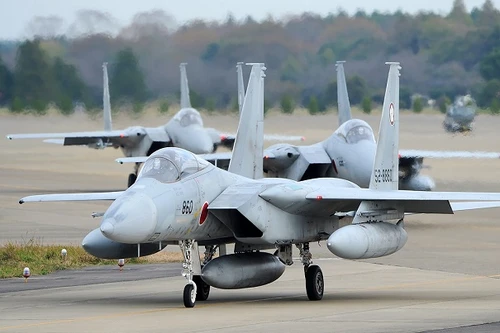 Tiêm kích F-15 Nhật Bản rơi bánh khi chuẩn bị cất cánh