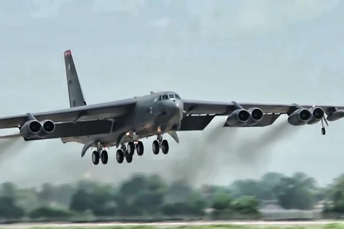 "Pháo đài bay" B-52 rơi mất động cơ khi diễn tập