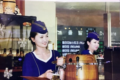 Tiếp viên hàng không Triều Tiên đẹp long lanh trong bộ lịch 2017