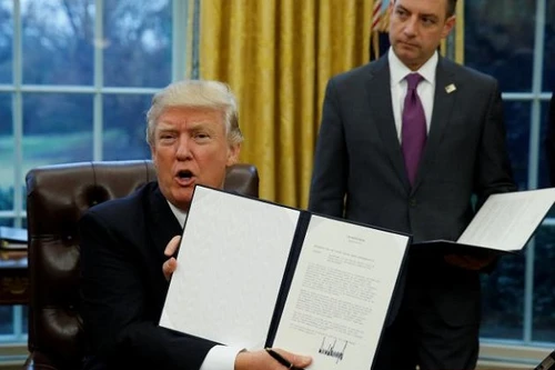 Tổng thống Trump kí sắc lệnh rút Mỹ khỏi hiệp định TPP