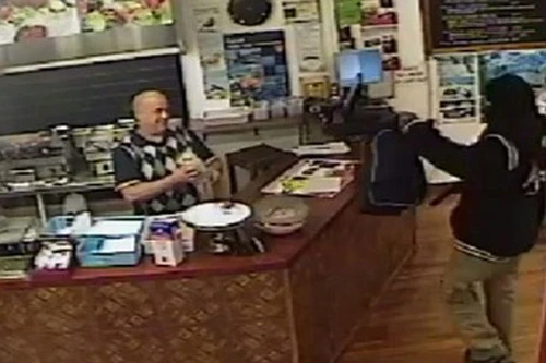 Bình tĩnh đối phó tên cướp mang súng