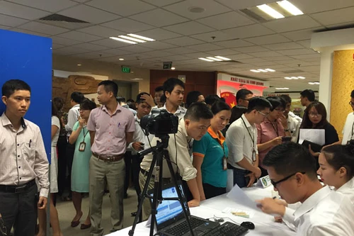 Tấp nập đổi giấy phép lái xe tại nơi làm việc