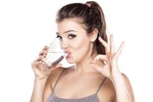 Lý do uống nước khi ăn giúp giảm cân