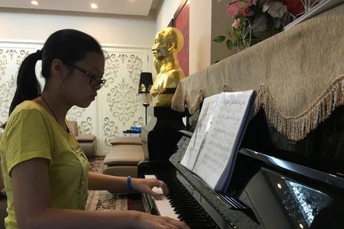 Nữ thủ khoa với niềm say mê nghệ thuật 