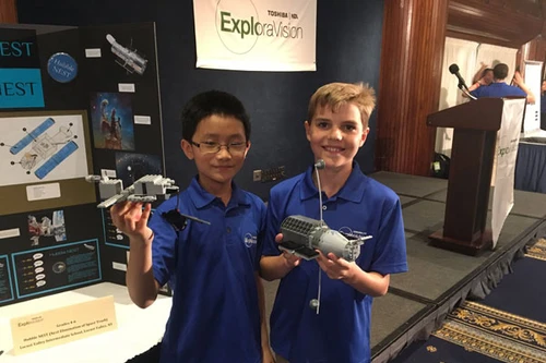 Sửng sốt với hai cậu bé người Mỹ sáng chế phi thuyền dọn rác vũ trụ