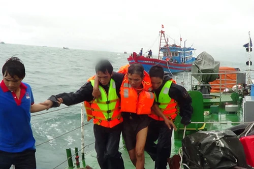 Cứu nạn 10 thuyền viên bị chìm tàu gần đảo Cồn Cỏ