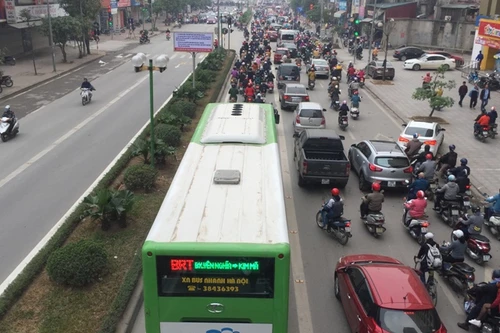 Nhiều phương tiện vẫn lấn làn dành riêng cho buýt nhanh BRT