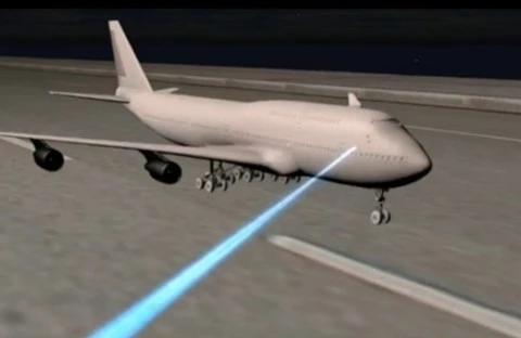 Phi công bị đèn công suất lớn "chiếu tướng" khi đang hạ cánh tại Nội Bài