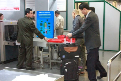 Nhân viên vệ sinh sân bay lại "cầm nhầm" Macbook của hành khách