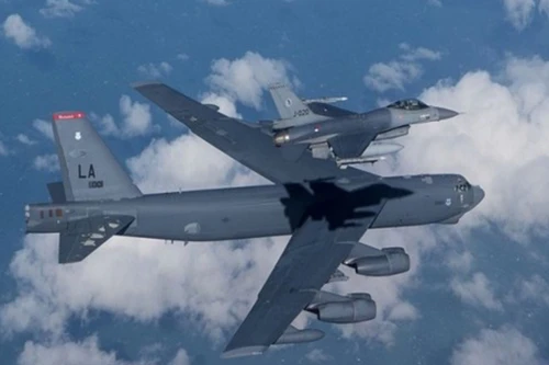 Ảnh hiếm khi F-16 in bóng trên lưng máy bay ném bom B-52H