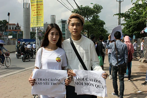 "Ôm tôi đi" và trao gửi yêu thương