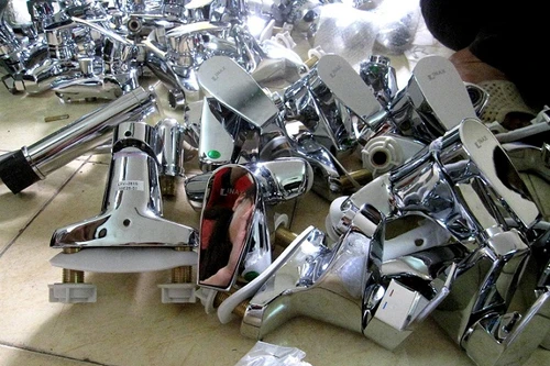 Vì lợi nhuận, nhắm mắt buôn bán hàng giả