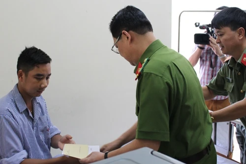 Thăm hỏi một cảnh sát giao thông bị thương trong khi làm nhiệm vụ