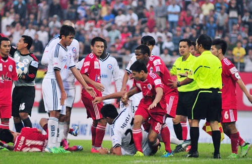 HLV Huỳnh Đức đề nghị xử trọng tài Quốc Hùng