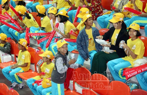 Chủ nhà SEA Games huy động… phụ nữ, trẻ em đi cổ vũ