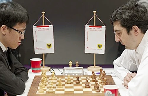 Lê Quang Liêm cầm hòa cựu vô địch thế giới 