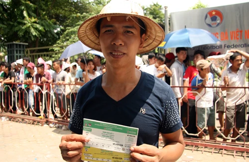 Mắc võng, vạ vật từ 23h đêm tới 11h trưa mới mua được vé xem bán kết U19 Việt Nam