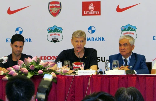 HLV Wenger: “Tôi có tình cảm với Việt Nam từ nhỏ”