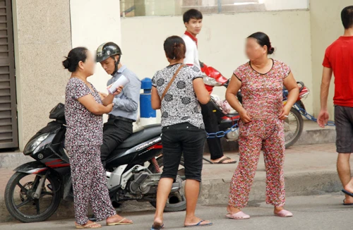 Dân “phe” Hàng Đẫy than trời vì ế vé xem Arsenal