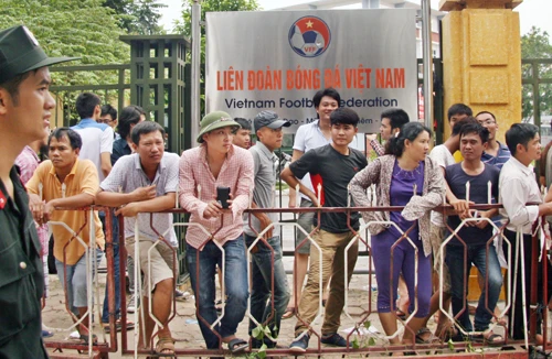 Ngàn người xếp hàng, mệt mỏi chờ mua vé xem U19 Việt Nam